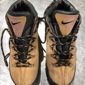 Nike Hiking Boots – Brown